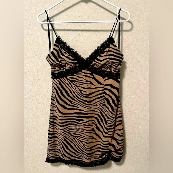 Princess Polly Dress! Super cute design, just didn’t fit me unfortunately! - Picture 2 of 4